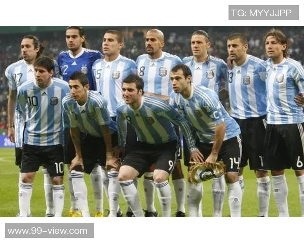 个子不高却技艺超群的足球明星们如何在绿茵场上创造辉煌传奇